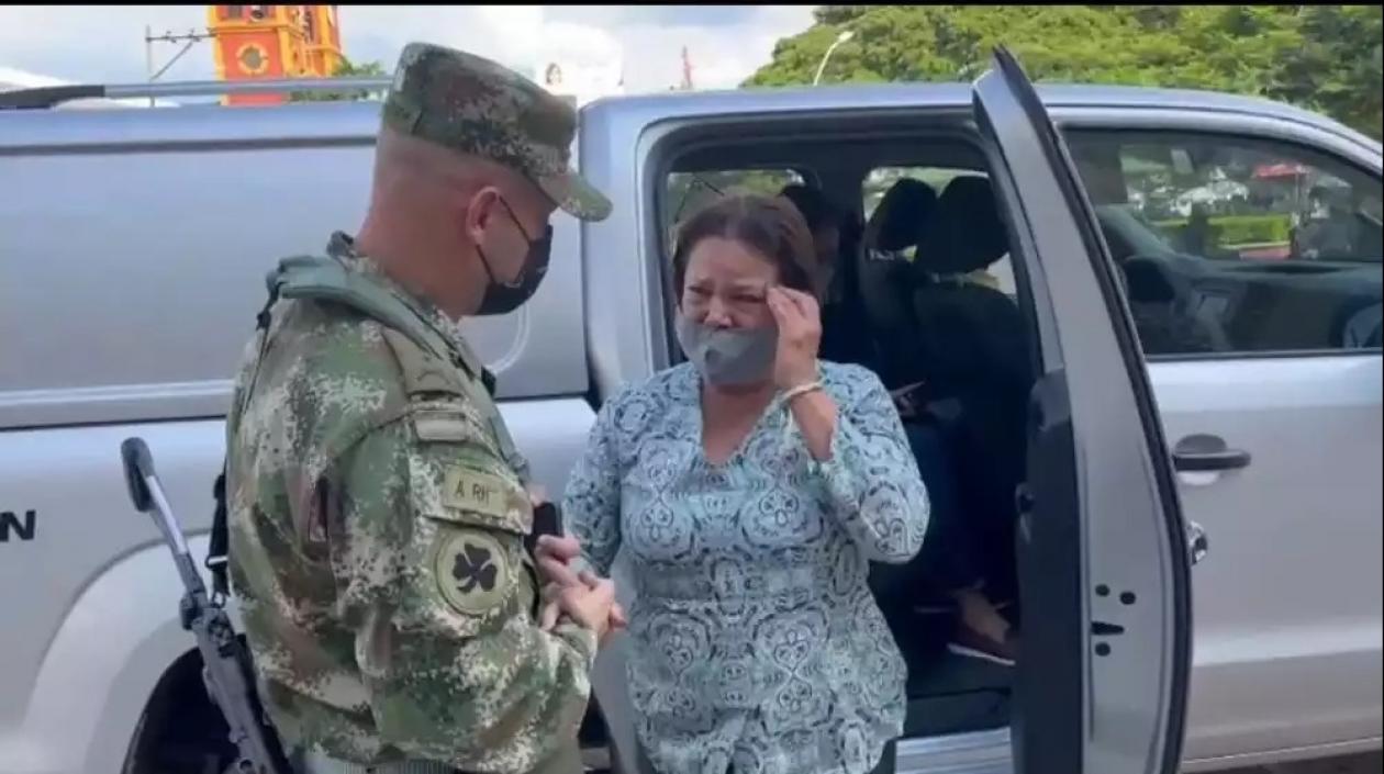La empresaria Marta Lucía Vargas, con soldados del Gaula.