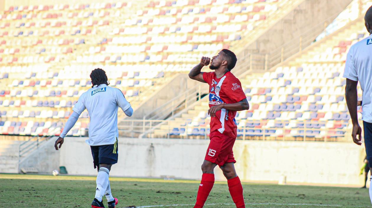 Yesus Cabrera celebra su anotación. 