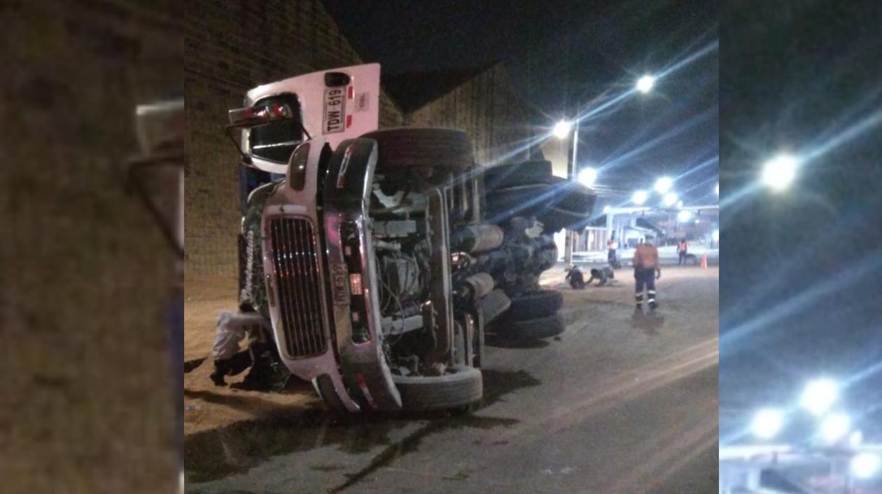 La volqueta al quedar volcada.