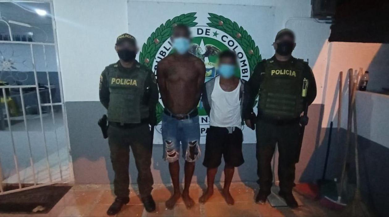 Los dos capturados por la Policía. 