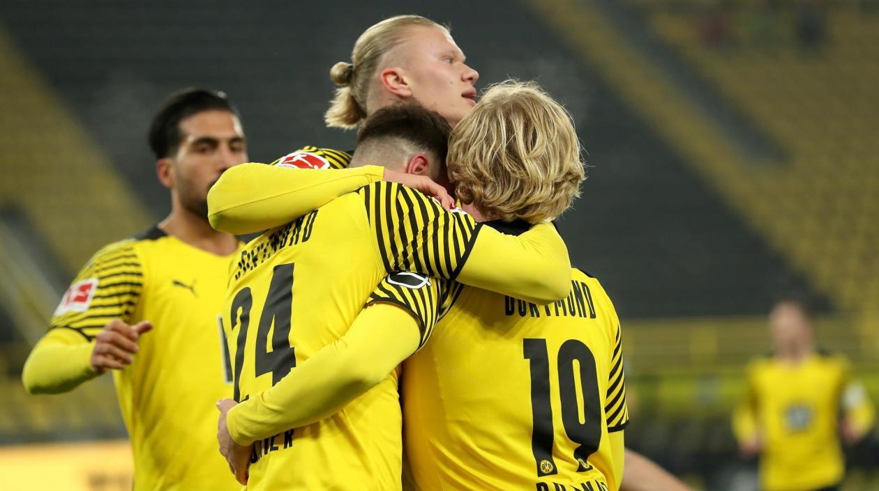 Erling Haaland celebra con sus compañeros. 