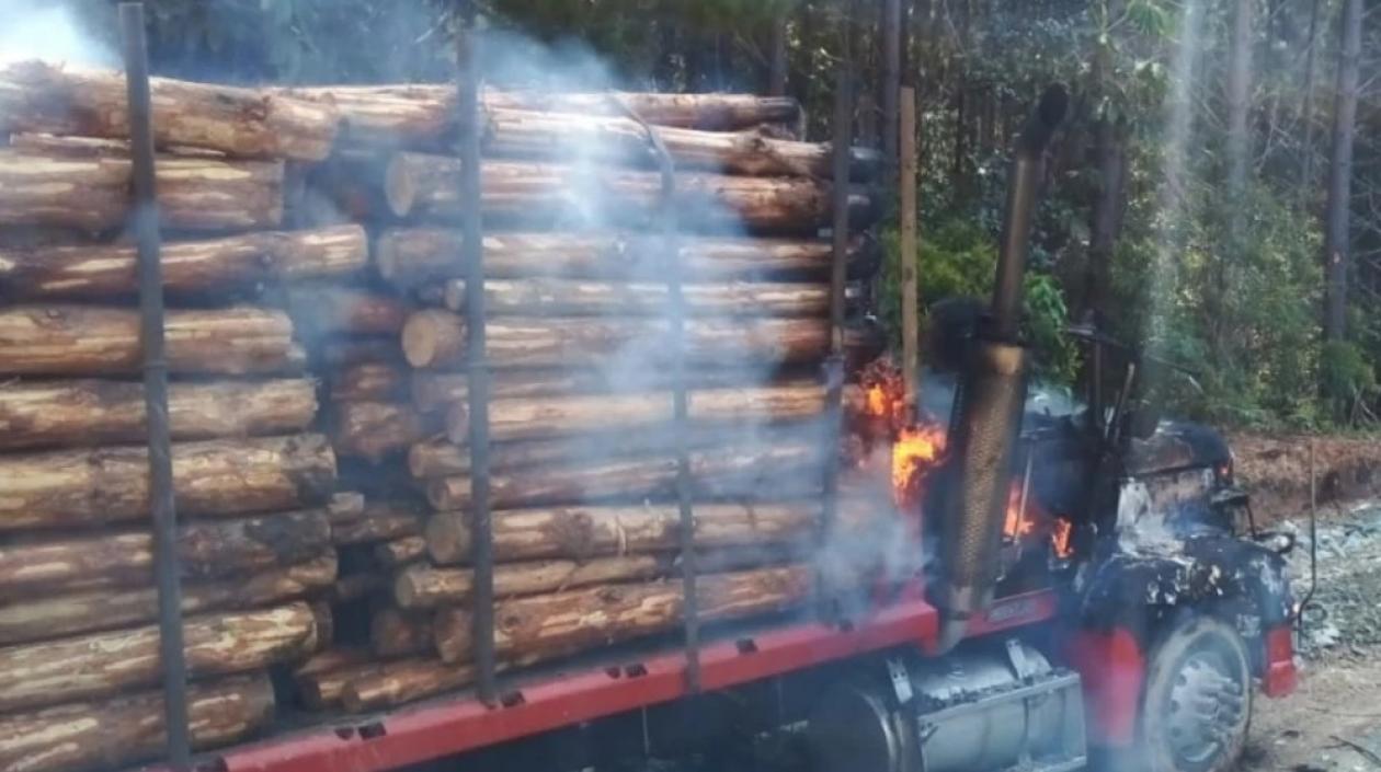 Vehículo incinerado tras asesinar al conductor.