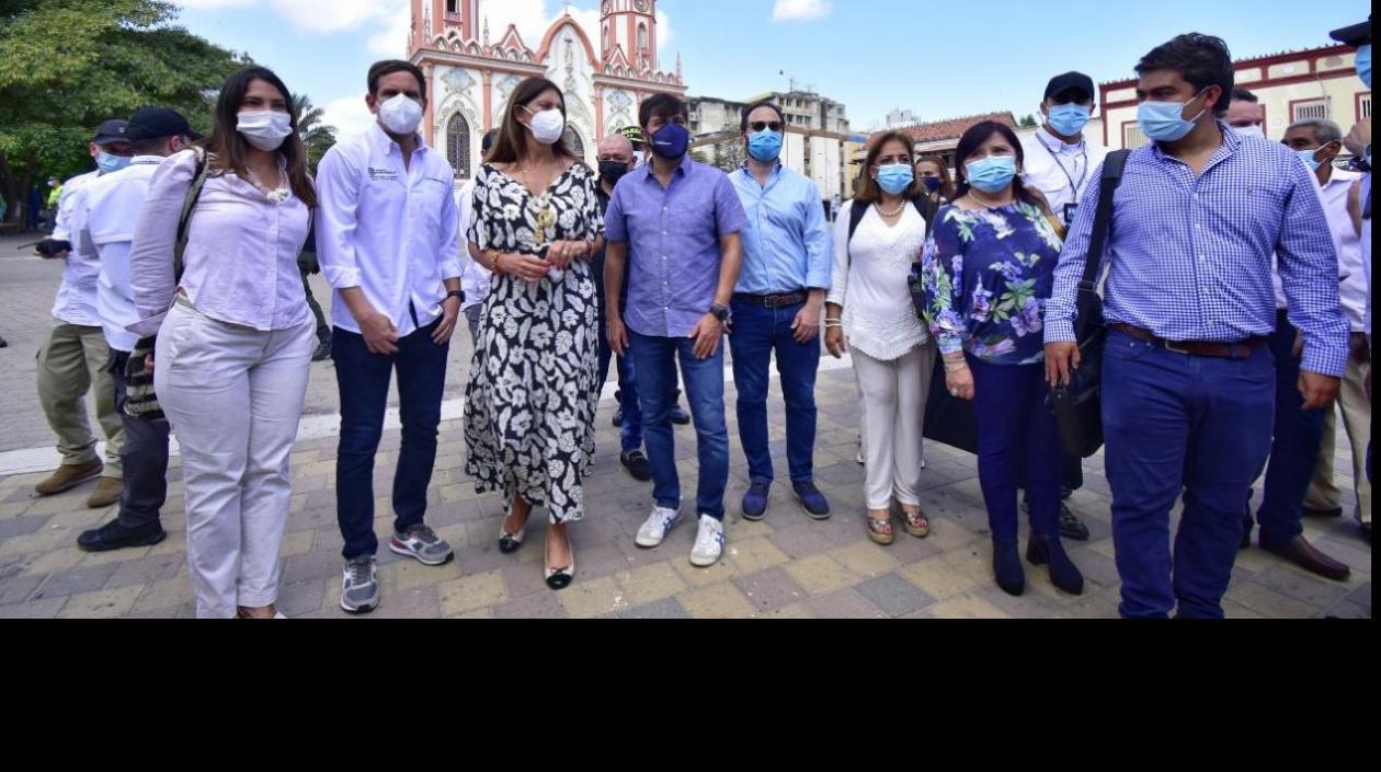 La Vicepresidenta de Colombia, Marta Lucía Ramírez, y el alcalde de Barranquilla, Jaime Pumarejo, durante la visita a la Plaza de San Nicolás.