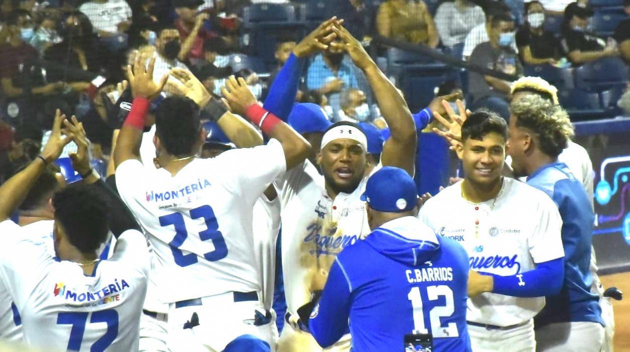 Vaqueros celebran la carrera del triunfo.