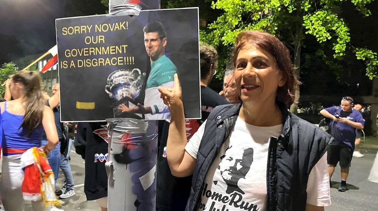 Grupo de simpatizantes apoyando al tenista serbio.