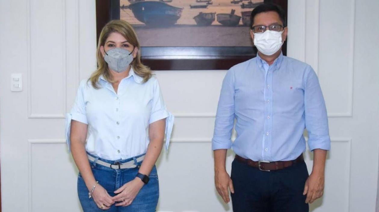 Iván Caldero, Secretario de Desarrollo, al lado de la alcaldesa de Santa Marta. 