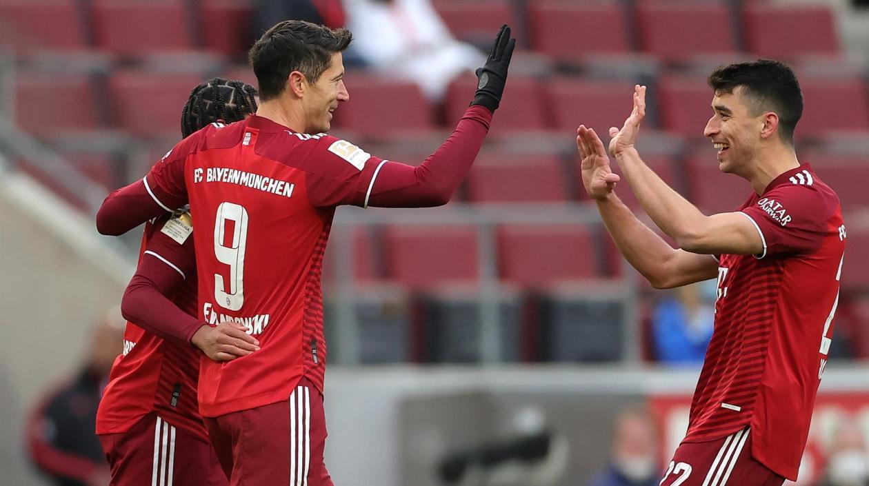 Robert Lewandowski celebra con sus compañeros. 