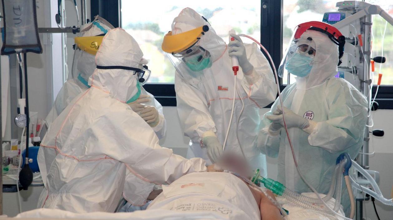 Una persona en una UCI tras estar contagiada por Covid-19. 