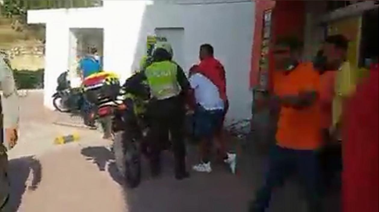 Momento de la captura de uno de los presuntos delincuentes.