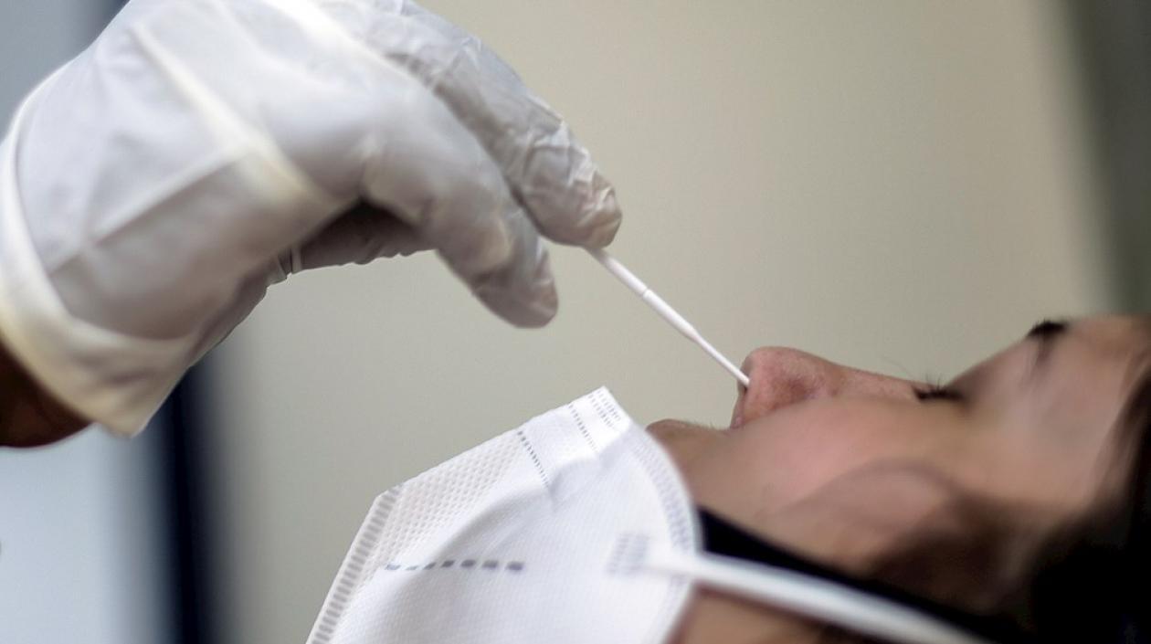 Una persona se realiza una prueba para detectar el Covid-19, en un centro de salud del ayuntamiento de Río de Janeiro (Brasil).