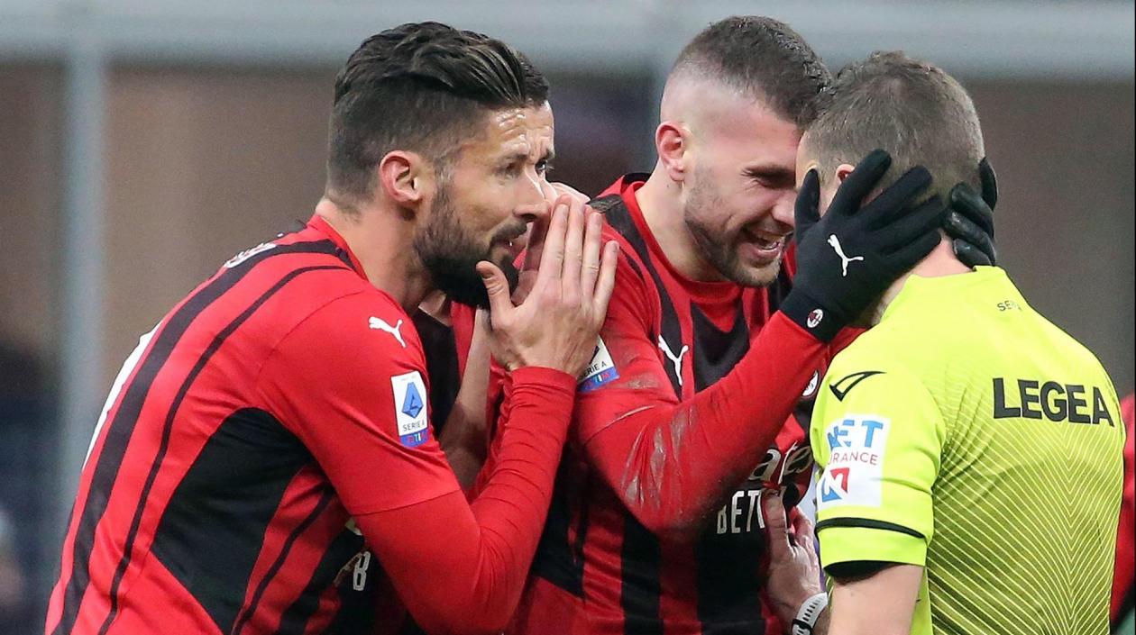 Jugadores del Milan reclaman al juez Marco Serra. 