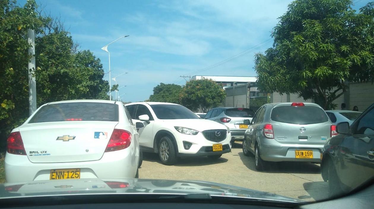 Caos vehicular en los alrededores del Colegio Sagrado Corazón.