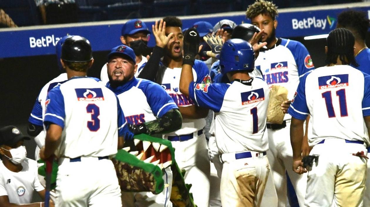 Caimanes celebran tras ponerse en ventaja.