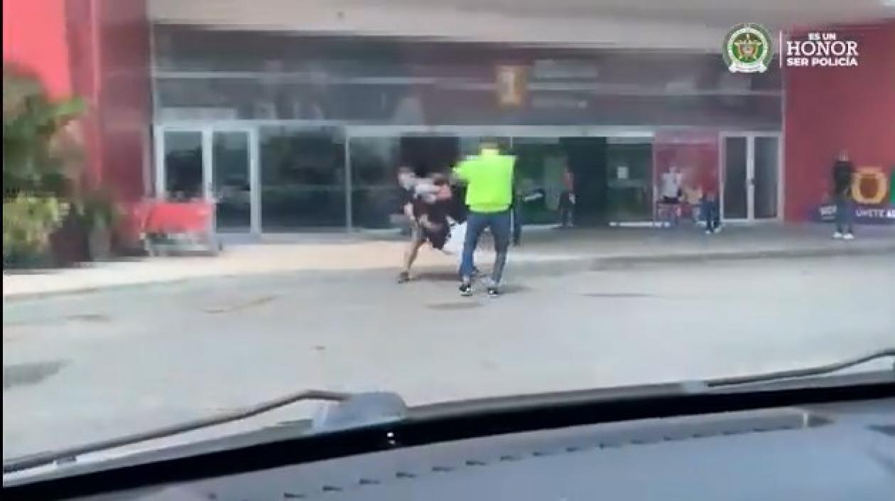 Momento en que fue capturado el presunto extorsionista. 