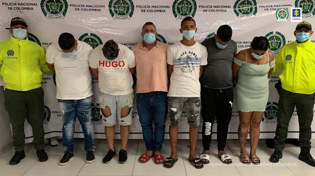 Los seis capturados por las autoridades. 