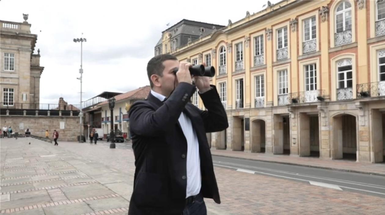 El Senador Miguel Ángel Barreto con los binoculares que le envió a la Alcaldesa Claudia López.