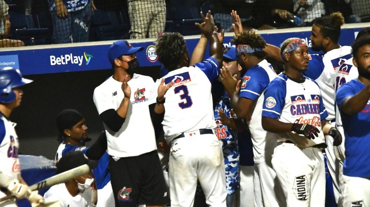 Celebración de jugadores de Caimanes.