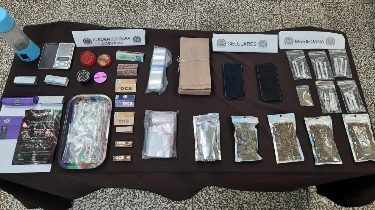 Droga y elementos incautados a los capturados. 