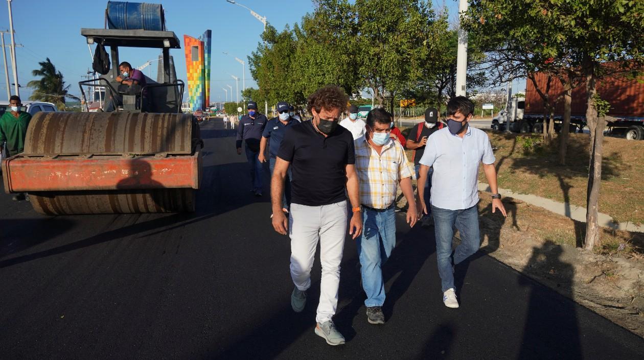 El alcalde Jaime Pumarejo recorre las obras en la Avenida Circunvalar.