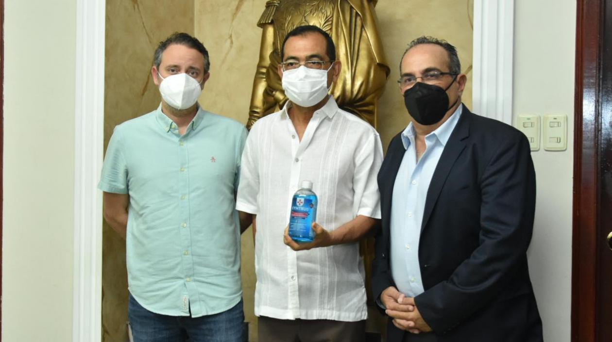 Antonio Acosta, director del Laboratorio de Virología de Unisimón, el rector de la Alma Máter, José Consuegra, y el odontólogo Enrique Jadad, coinventor de Xyntrus.