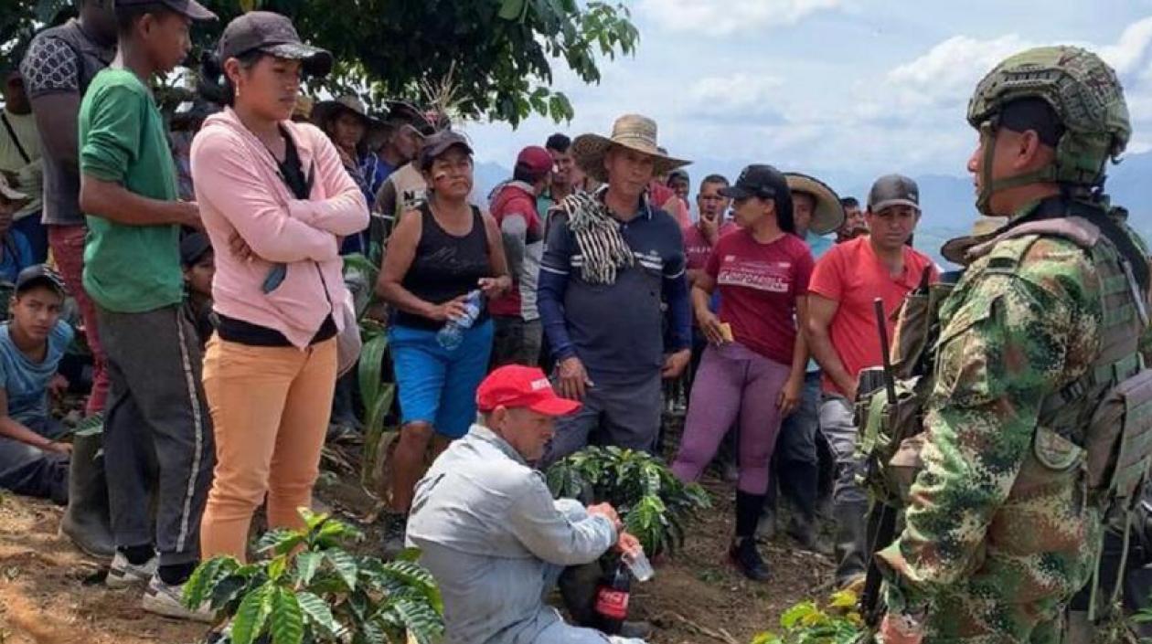 Comunidad indígena impide el paso al Ejército. 