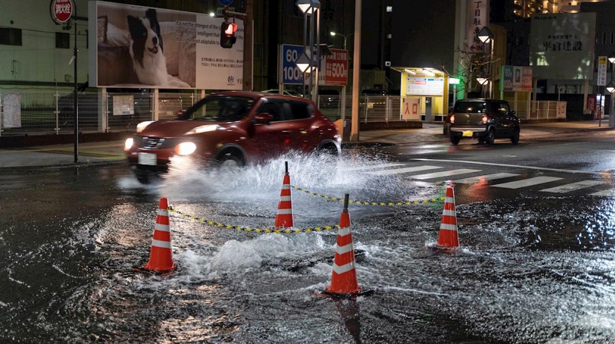 Calles anegadas en Japón tras el terremoto.