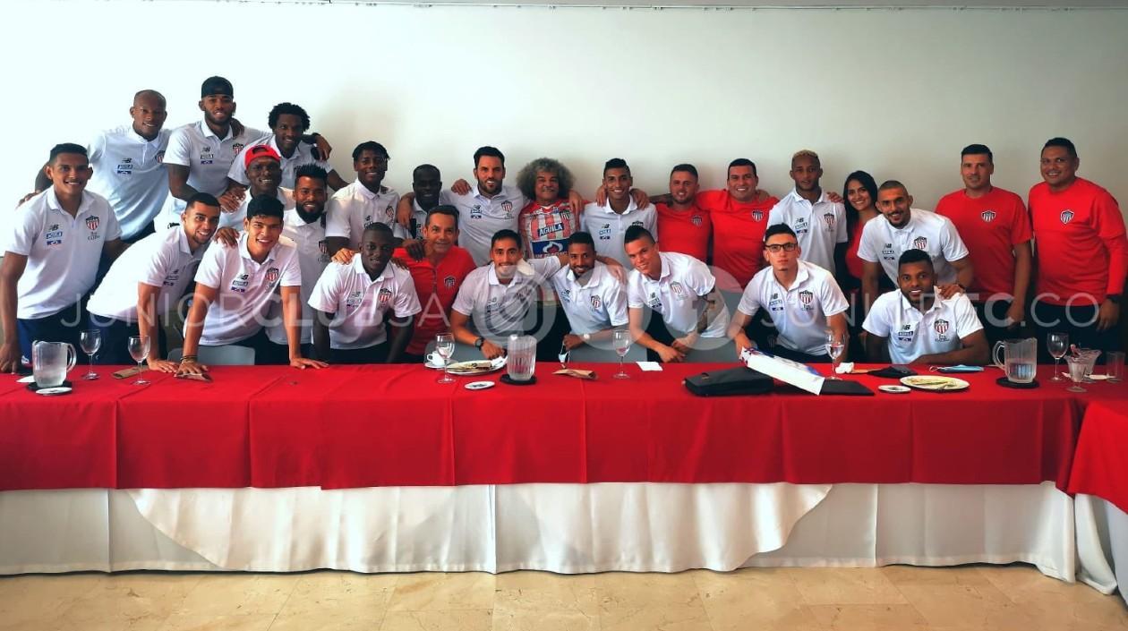 Carlos 'el Pibe' Valderrama con los jugadores de Junior. 