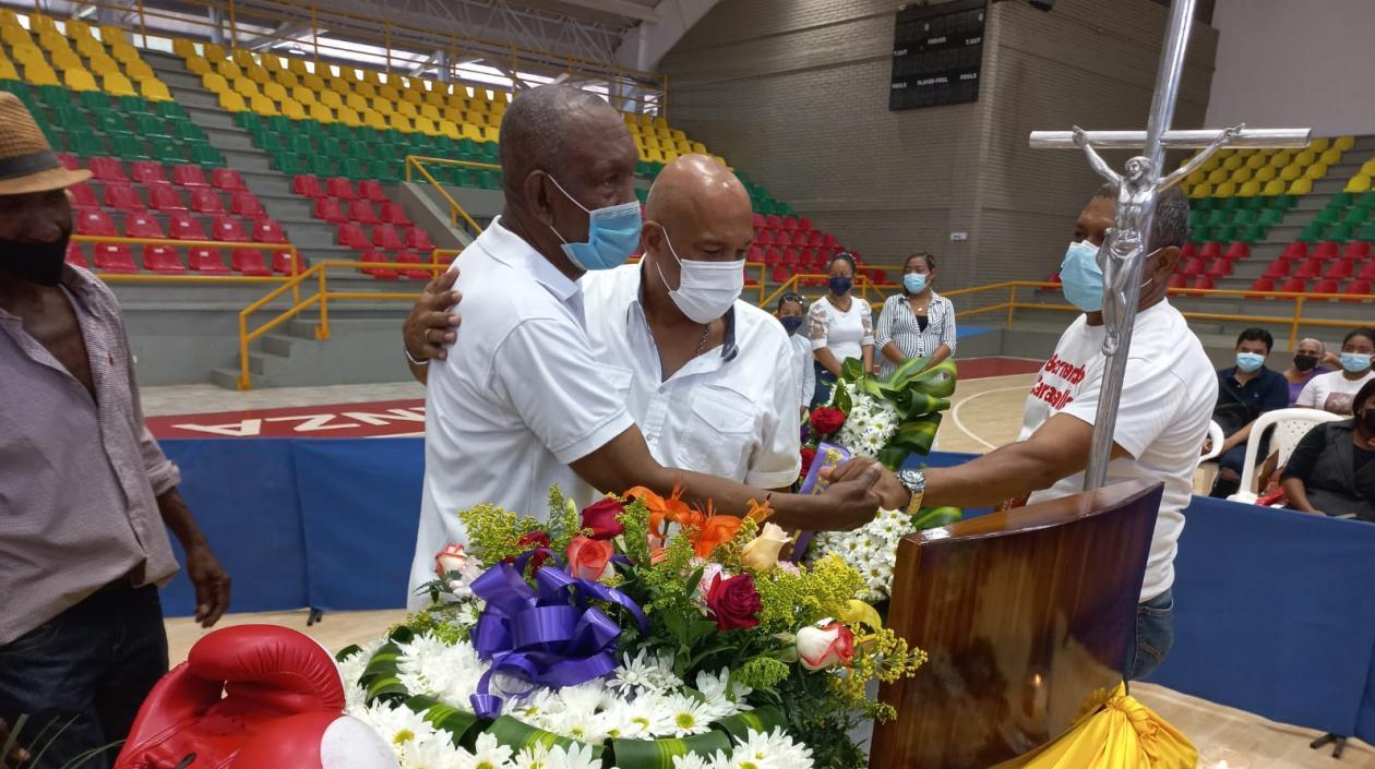 Antonio Cervantes y Eugenio Baena despiden a Bernardo Caraballo. 