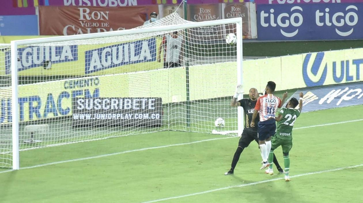 Luis 'Cariaco' González anotando el 3-1 para los junioristas.