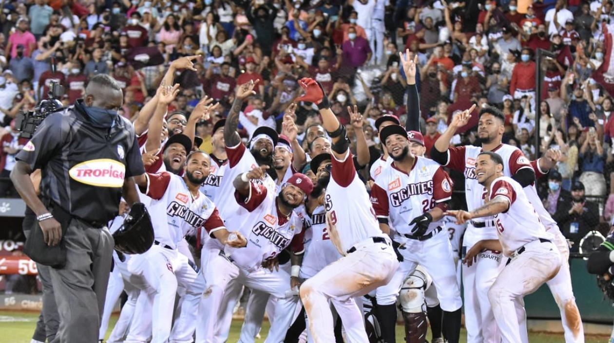 Peloteros de los Gigantes del Cibao celebran una carrera. 