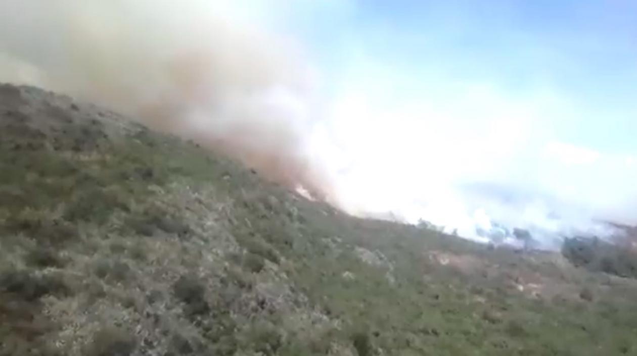 Grandes columnas de humo generadas por el incendio forestal.