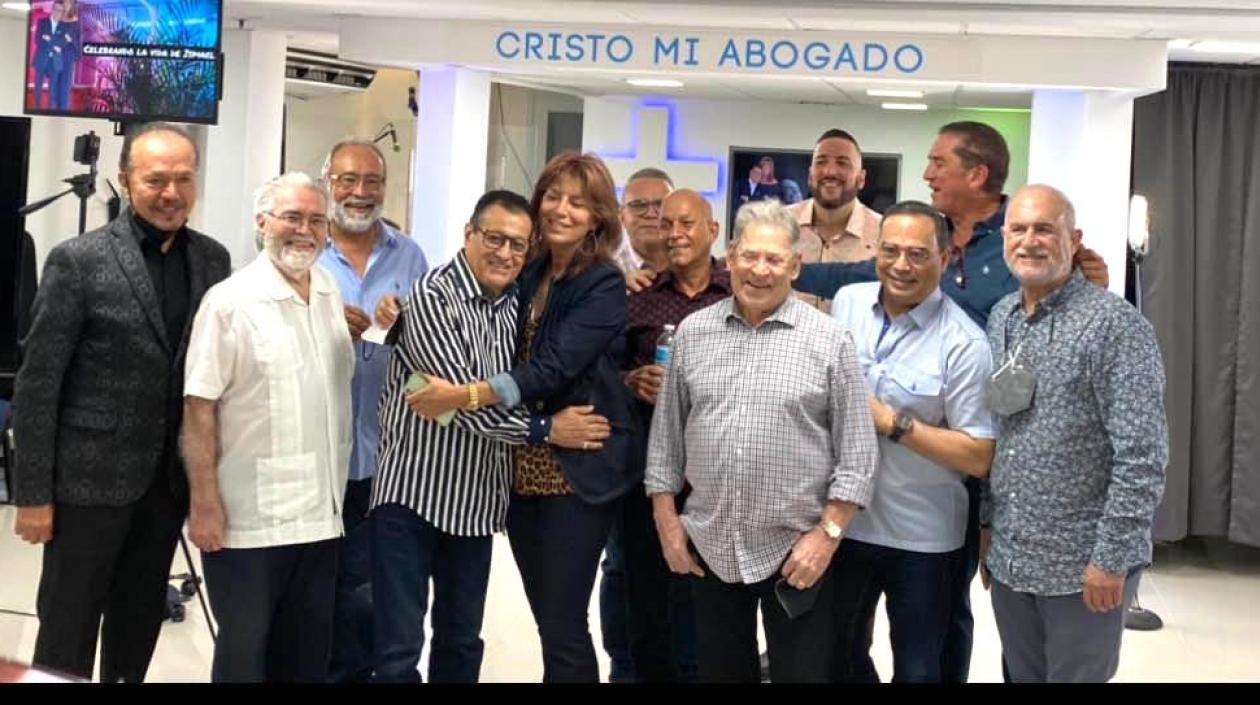 Ismael Miranda, rodeado de amigos y familiares.