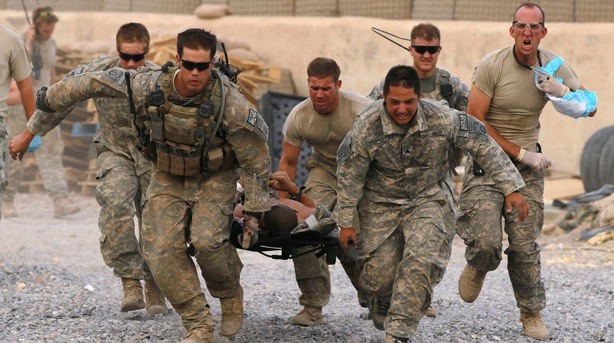 Soldados estadounidenses evacuan a un compañero herido cerca de Kandahar (Afganistán), el 24 de junio de 2010.