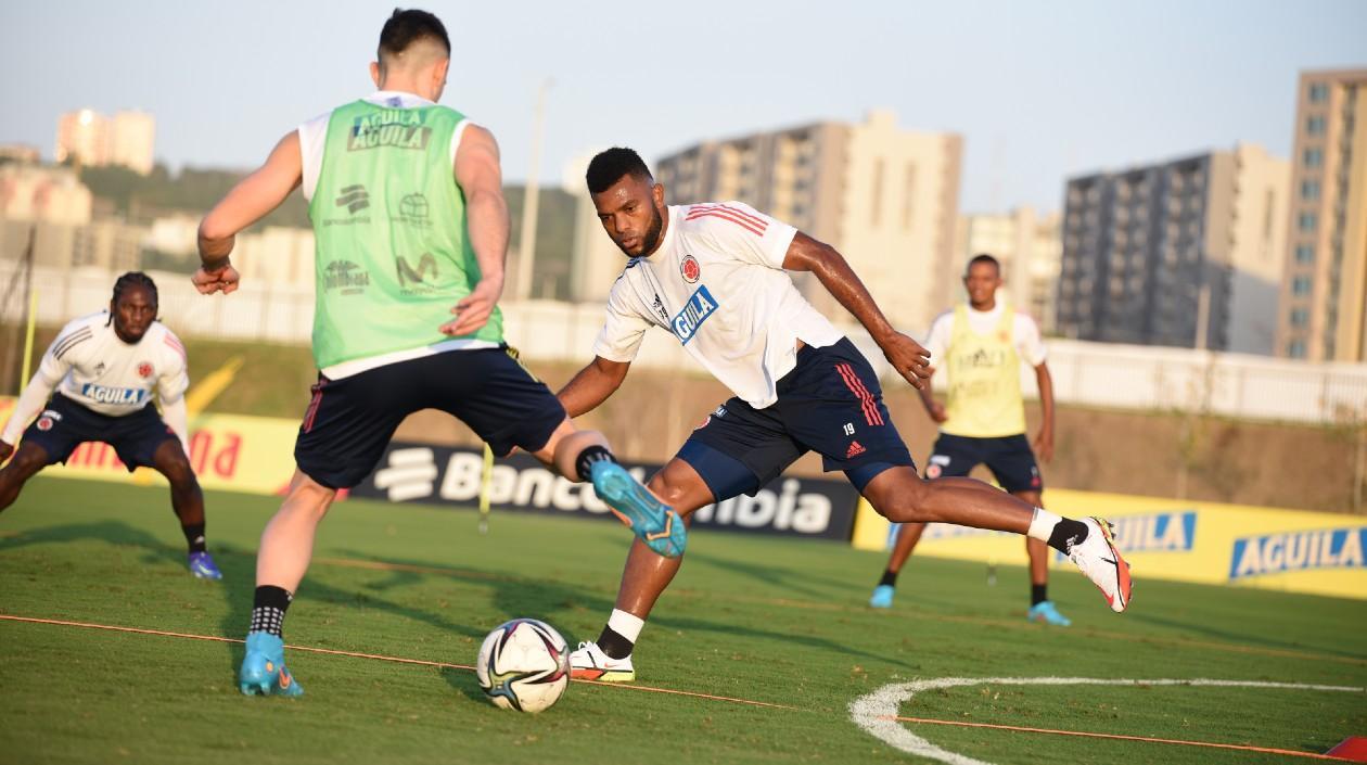 Miguel Ángel Borja y otros jugadores de Colombia durante el primer entrenamiento. 