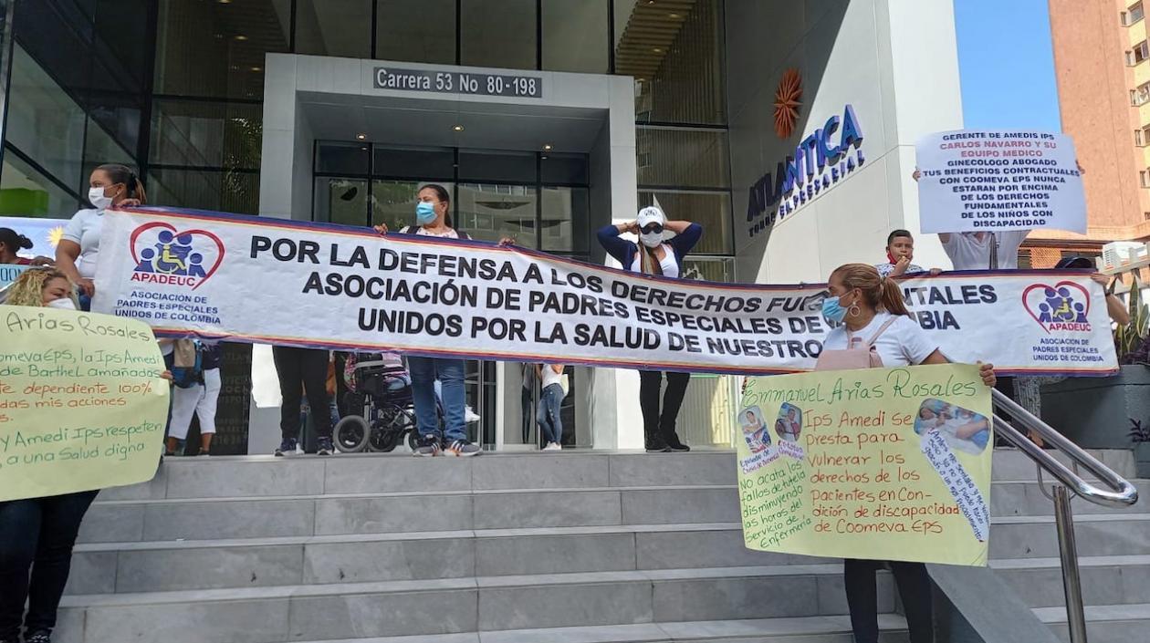 Protesta de familiares de pacientes con discapacidad reclamando la atención de Coomeva.