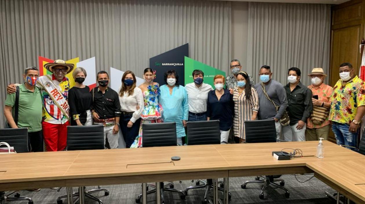 El Alcalde Jaime Pumarejo reunido con organizaciones de Carnaval