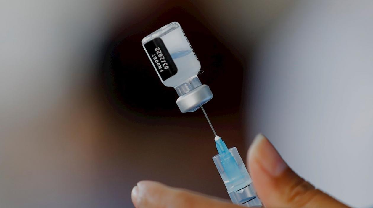 En la imagen una trabajadora de salud pública prepara una dosis de la vacuna contra el Covid-19.