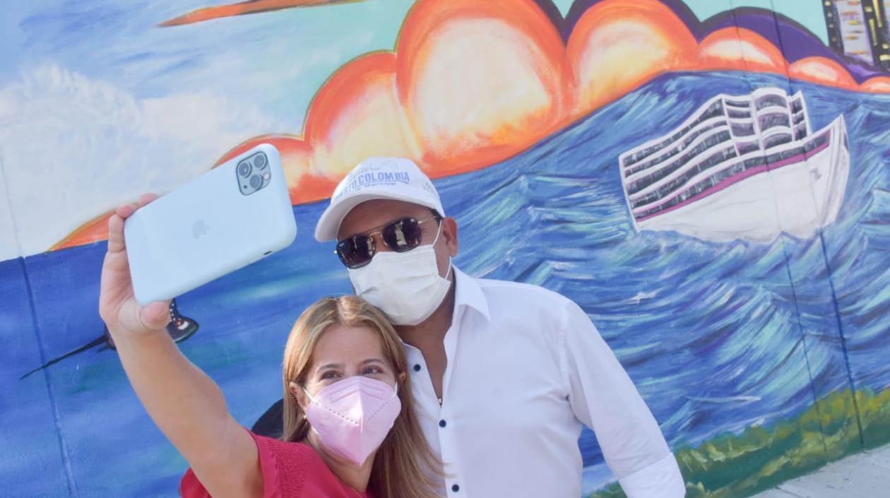  La gobernadora del Atlántico, Elsa Noguera, se realiza una selfie con el alcalde de Puerto, Wilman Vargas.