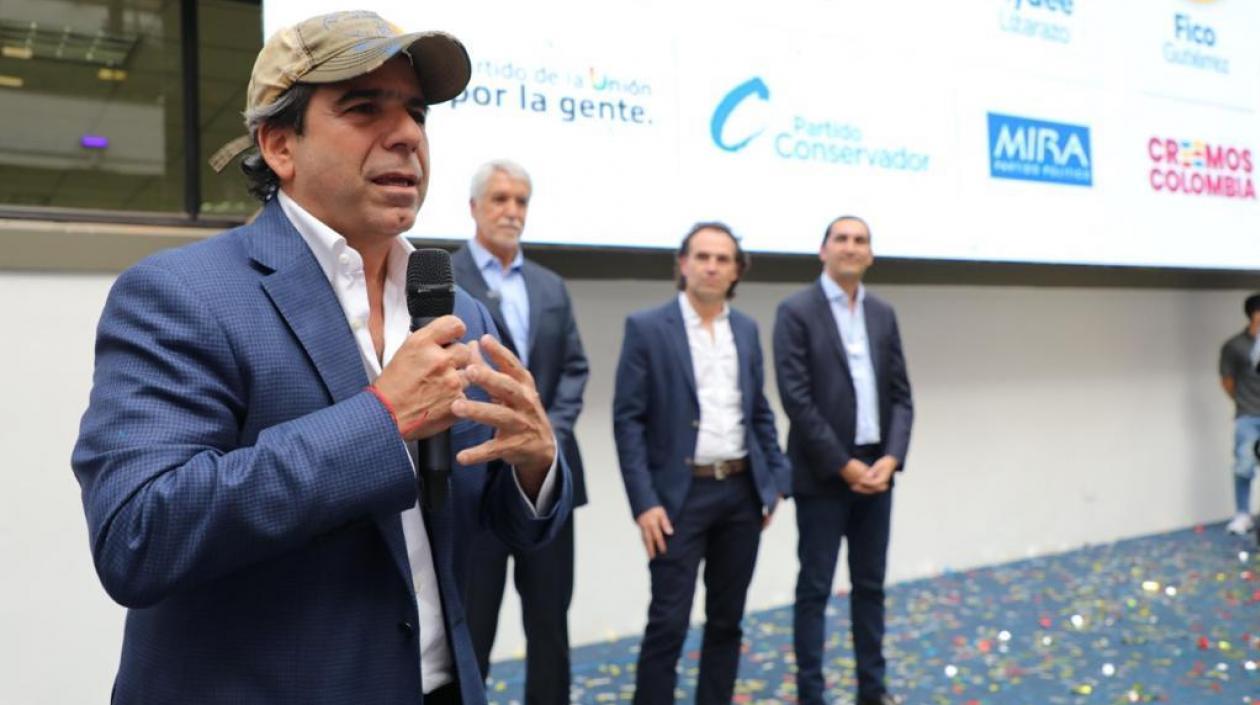 El exalcalde Alejandro Char oficializando su candidatura.