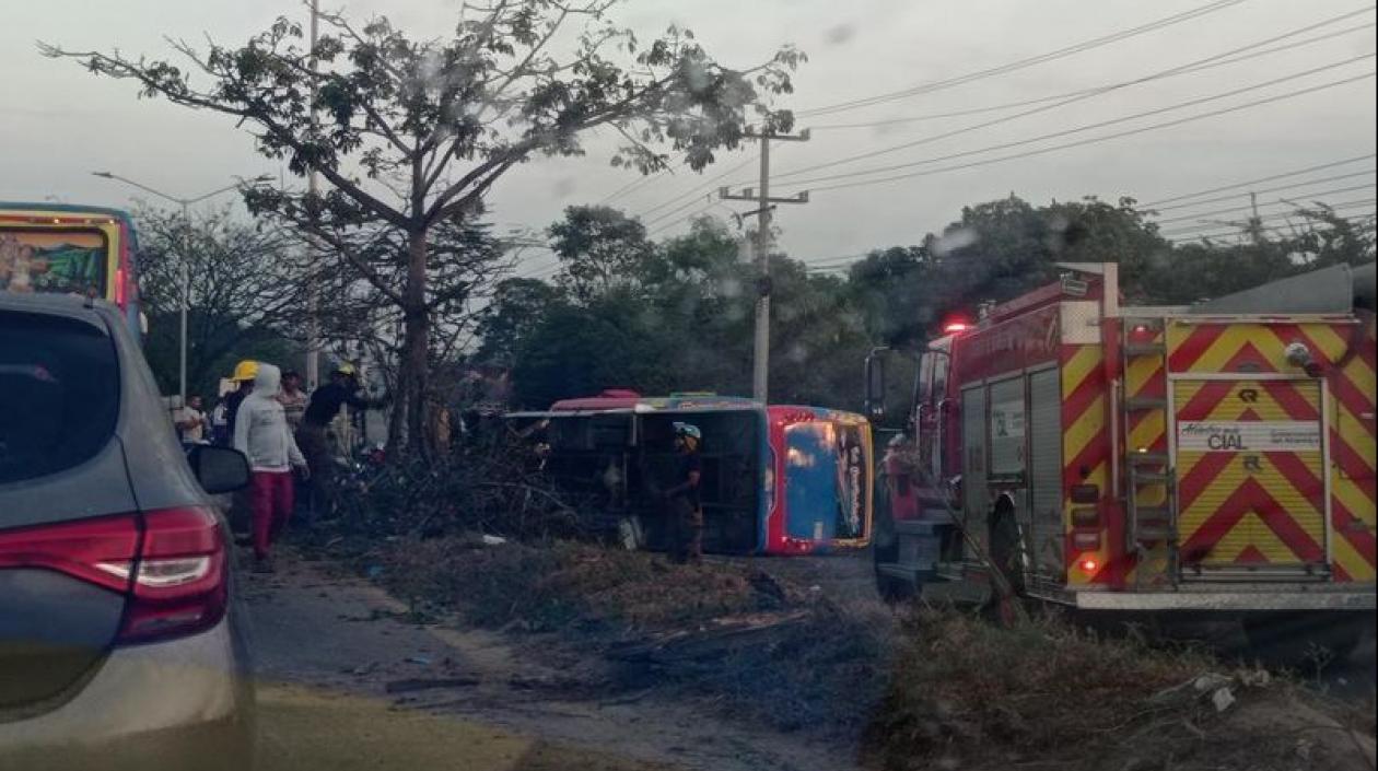 Bus volcado en La Oriental. 