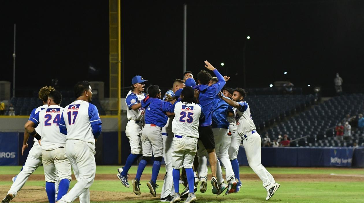 Celebración de Caimanes, tras el campeonato. 
