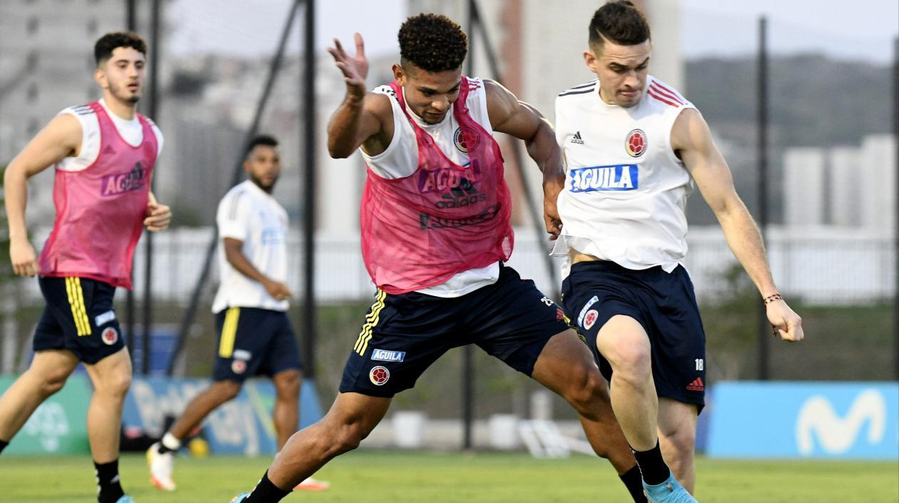 Rafael Santos Borré disputa la pelota con un contrario. 