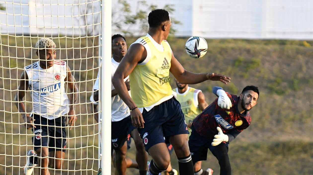 Camilo Vargas saca para Yerry Mina. 
