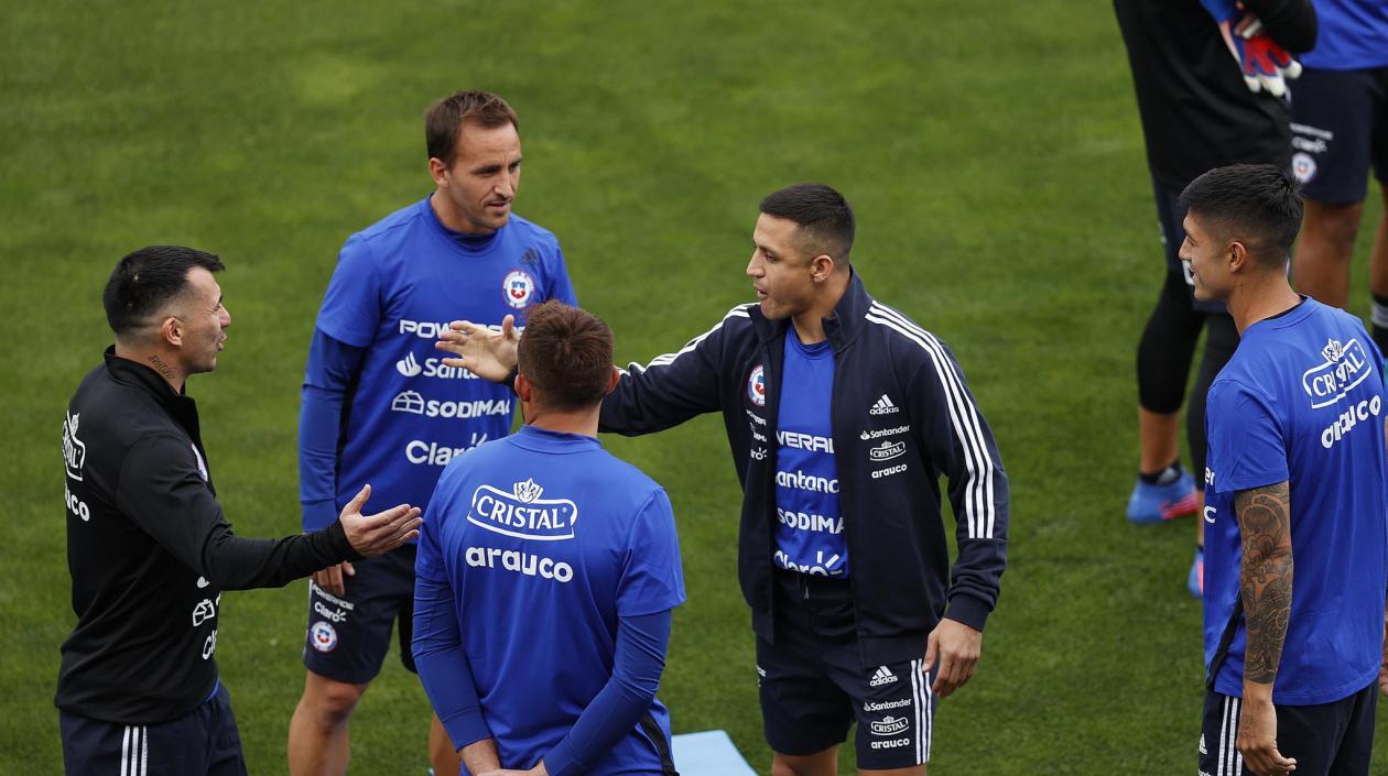 Alexis Sánchez saluda a Gary Medel. 