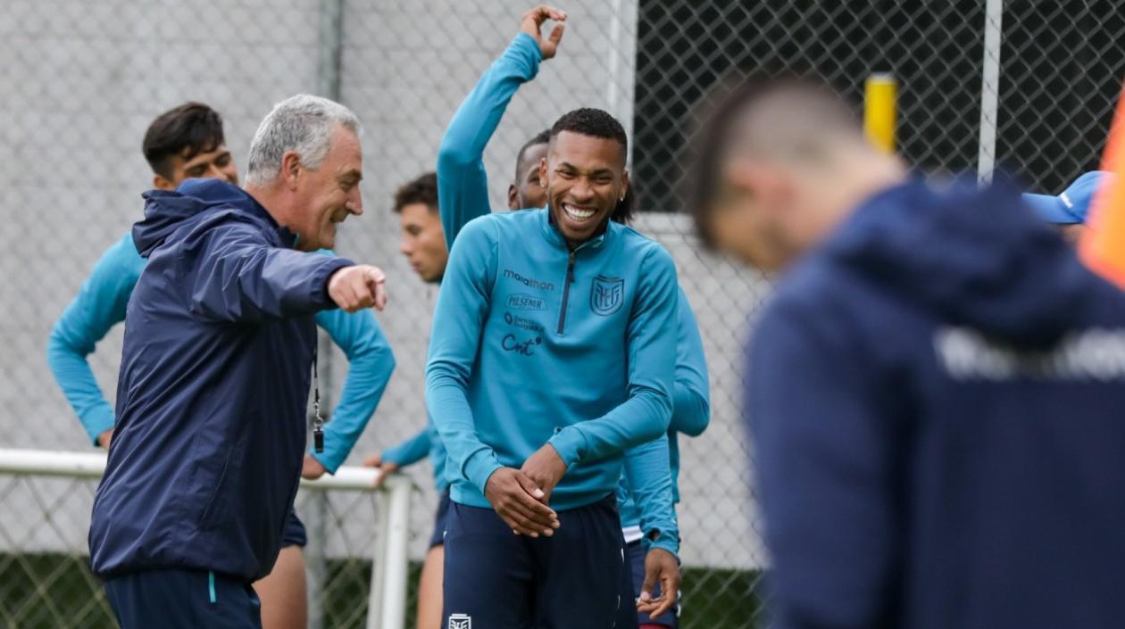 Gustavo Alfaro dirige una práctica de Ecuador. 