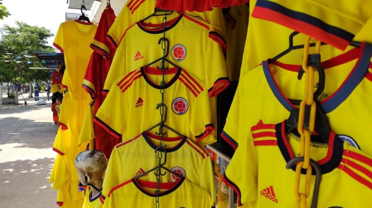 Las camisetas son exhibidas en varios puntos a lo largo de la Murillo