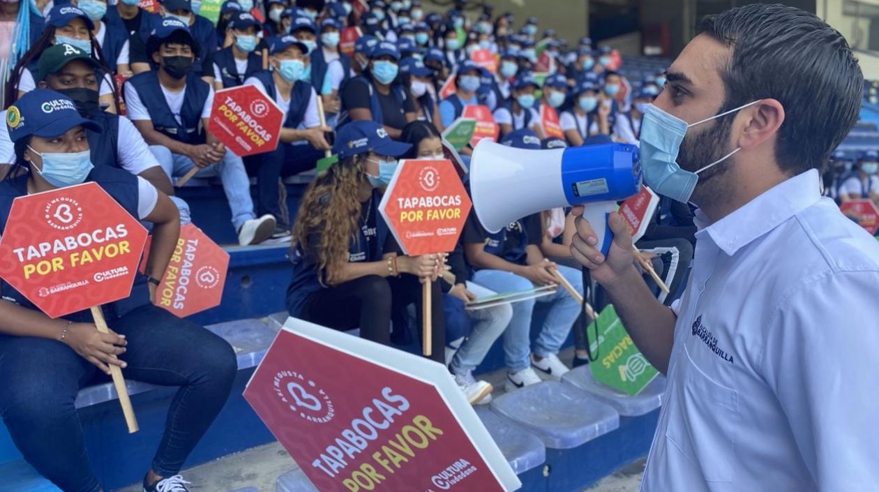 Jóvenes voluntarios que prestarán su servicio en el partido. 