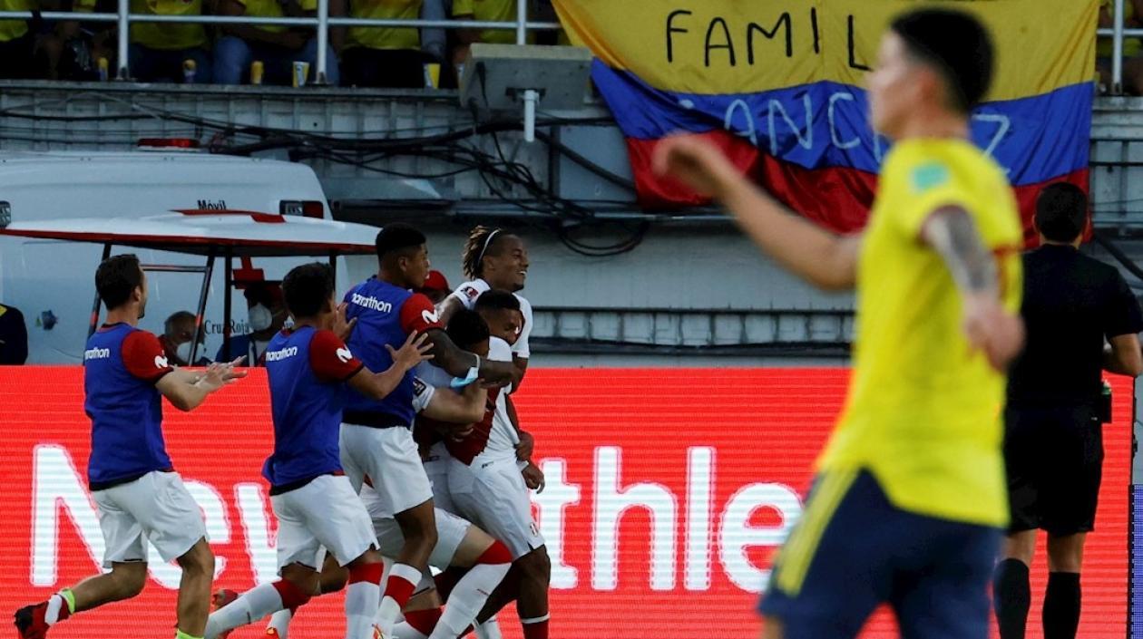 Jugadores de Perú celebran un gol hoy