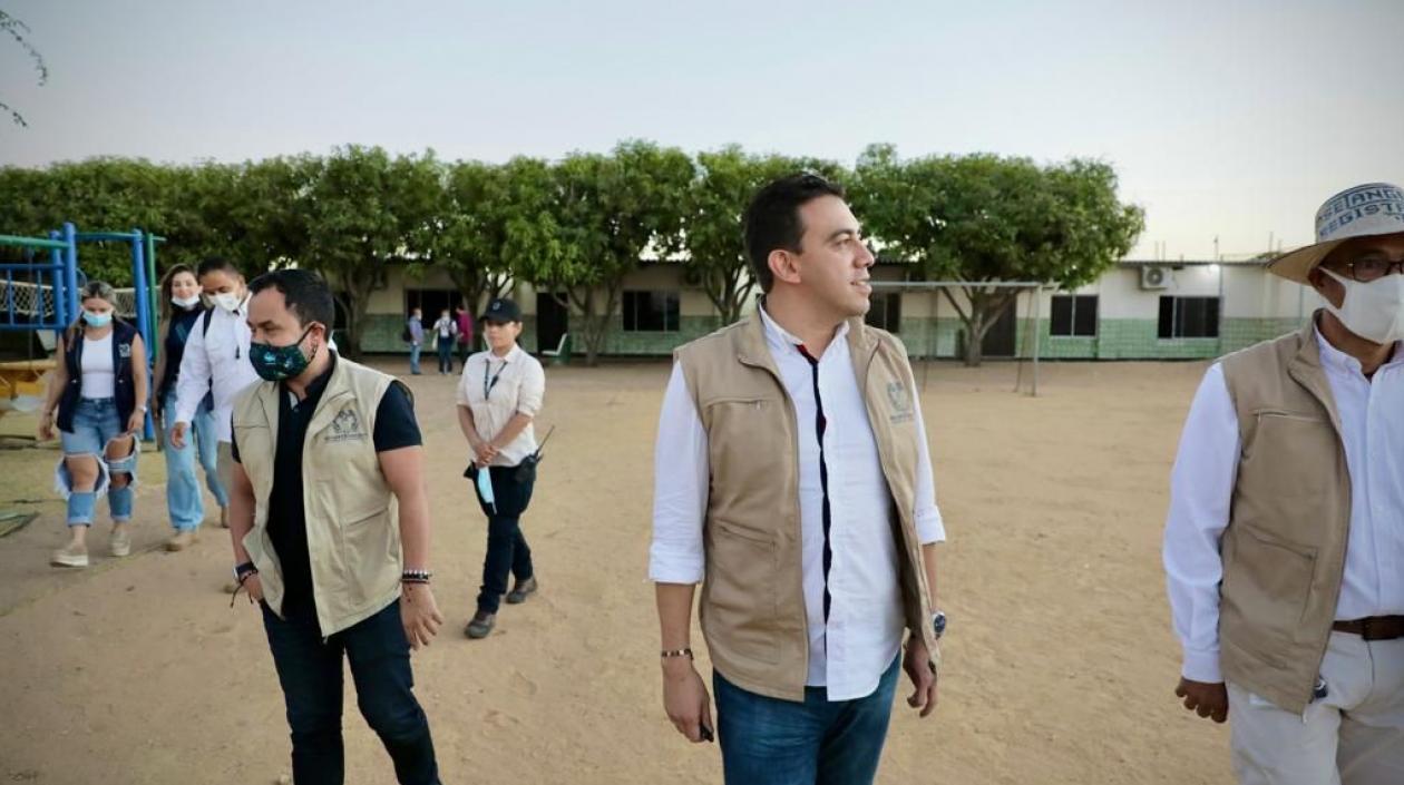 El Registrador Nacional del Estado Civil, Alexander Vega Rocha, visitando el puesto de votación en Maicao. 