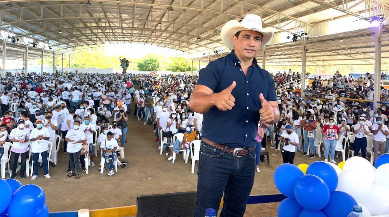 El candidato Alirio Barrera con seguidores en Ranch Texas.